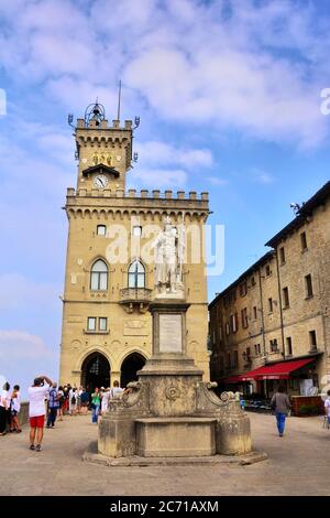 Repubblica di San Marino,Città di San Marino.Piazza della libertà' o Pianello e Palazzo pubblico o del Governo. Foto Stock