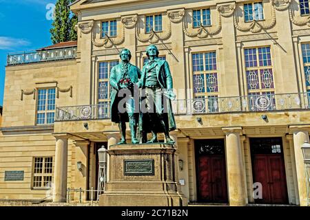 Goethe e Schiller monumento di fronte al Teatro Nazionale di Weimar Foto Stock