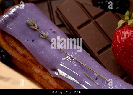 Torta Eclair con glassa di lavanda primo piano Foto Stock