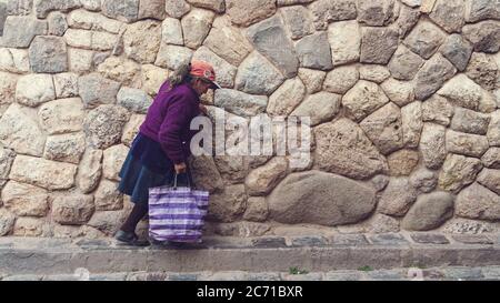 Cusco, Perù - Agosto 2017: Una vecchia donna peruviana non identificata che cammina a Cusco, Perù Foto Stock