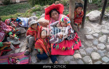 Ollantaytambo, Perù - Agosto 2017: Ritratto di una donna peruviana non identificata con i suoi figli in Abbigliamento nativo a Ollantaytambo, Perù Foto Stock