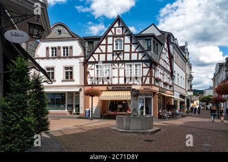 Bad Honnef, Germania, 07/12/2020: Bad Honnef con fontana in primo piano è una idilliaca città termale in Germania, vicino a Bonn, nel quartiere Rhein-Sieg, Nord R. Foto Stock