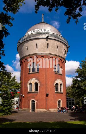 La torre dell'acqua a Muelheim-Broich, ospita la più grande telecamera a piedi al mondo oscura e il Museo della Preistoria del film, Muelheim at the Rive Foto Stock