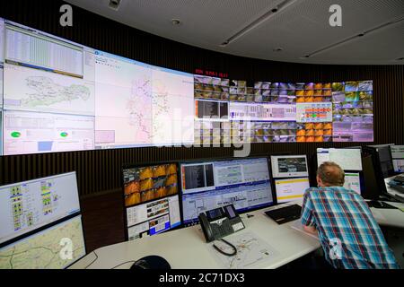 09 luglio 2020, Sassonia, Dresda: Vista sul centro di controllo del tunnel dell'Autobahnmeisterei Dresda durante un evento mediatico sul nuovo sistema di centri di controllo elettronico per le filiali e le proprietà di rete della Autobahn GmbH. Il moderno centro elettronico di controllo per il ÇIntelligent AutobahnÈ sarà costruito presso il deposito di manutenzione dell'autostrada Dresden-Hellerau. In futuro, il Network Operation Centre collegherà tutti gli uffici di manutenzione e le proprietà autostradali in tutto il territorio nazionale. Un'eccellente rete digitale è indispensabile per una maggiore sicurezza del traffico e per una minore congestione. Foto: Robert Michael Foto Stock