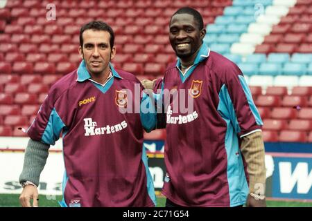 Paolo di Canio e Marc Vivien Foe di West Ham Uniti Foto Stock