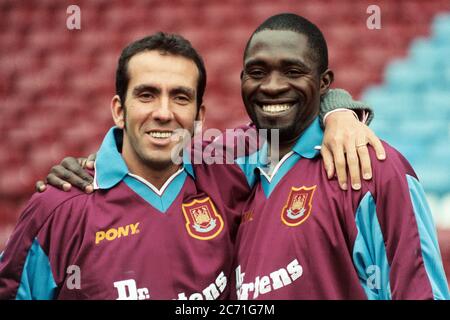 Paolo di Canio e Marc Vivien Foe di West Ham Uniti Foto Stock