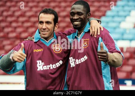 Paolo di Canio e Marc Vivien Foe di West Ham Uniti Foto Stock