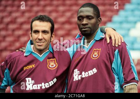 Paolo di Canio e Marc Vivien Foe di West Ham Uniti Foto Stock