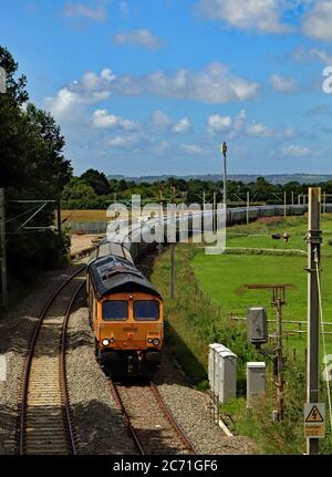 La locomotiva diesel GBRF n. 66724 lascia la WCML a Hartford Junction a Cheshire con un treno biomass da Liverpool a Drax. Foto Stock