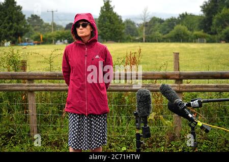 Karen Wright, direttore della sanità pubblica per Herefordshire CCG, fornisce una dichiarazione stampa fuori Rook Row Farm a Mathon, vicino a Malvern, Herefordshire, dove ci sono stati 73 casi positivi di coronavirus confermati. Foto Stock