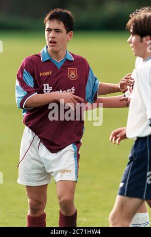 Joe Cole di West Ham United giocando contro Tottenham Hotspur come sedici anni nel 1998 Foto Stock