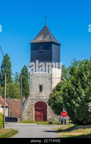 Villaggio chiesa a Nesmes, Indre (36), Francia. Foto Stock