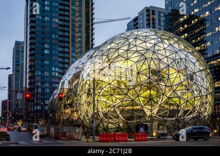 Seattle, Washington, Stati Uniti d'America - le sfere, tre conservatori sferici nel campus della sede centrale di Amazon. Edificio distintivo. Foto Stock