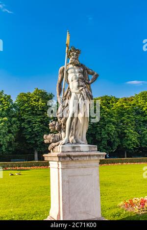 Statua del Nettuno al Palazzo Nymphenburg a Monaco, Germania, realizzata da Guillaume de Grof intorno al 1737 Foto Stock