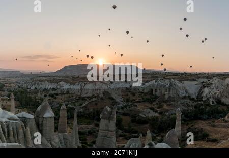 Cappadocia, Turchia - Agosto 2017: Sagome di mongolfiere che volano sopra il paesaggio roccioso in Cappadocia, Turchia Foto Stock