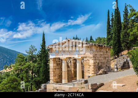 Il Tesoro Ateniese in Delphi, in Grecia in un giorno di estate Foto Stock