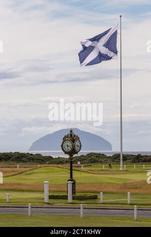 Turnberry, Scozia, Regno Unito. 13 luglio 2020. Nella foto: Sono stati fatti nuovi inviti a indagare sui rapporti commerciali di Trump dopo che il resort Trump Turnberry sta cercando di espandere il resort e di costruire un nuovo sviluppo sulla terra circostante a ovest del complesso alberghiero. Credit: Colin Fisher/Alamy Live News Foto Stock