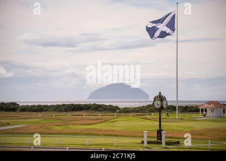 Turnberry, Scozia, Regno Unito. 13 luglio 2020. Nella foto: Sono stati fatti nuovi inviti a indagare sui rapporti commerciali di Trump dopo che il resort Trump Turnberry sta cercando di espandere il resort e di costruire un nuovo sviluppo sulla terra circostante a ovest del complesso alberghiero. Credit: Colin Fisher/Alamy Live News Foto Stock