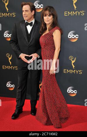 John Travolta e Kelly Preston al 68th Annual Primetime Emmy Awards tenutosi al Microsoft Theatre il 18 settembre 2016 a Los Angeles, California. Foto di PRPP PRPP / PictureLux Foto Stock