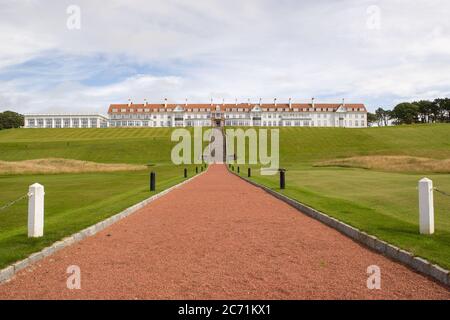 Turnberry, Scozia, Regno Unito. 13 luglio 2020. Nella foto: Sono stati fatti nuovi inviti a indagare sui rapporti commerciali di Trump dopo che il resort Trump Turnberry sta cercando di espandere il resort e di costruire un nuovo sviluppo sulla terra circostante a ovest del complesso alberghiero. Credit: Colin Fisher/Alamy Live News Foto Stock