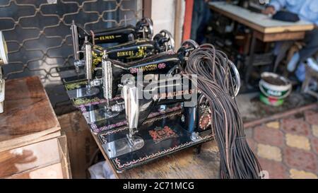 Adiyaman, Turchia - Luglio 2018: Vecchie macchine da cucire in mostra nel vecchio bazar storico della città di Adiyaman Oturakci all'interno della città vecchia, Turchia Foto Stock