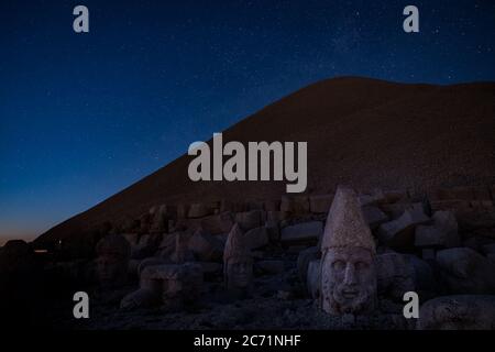 Statue del Comagene sulla cima del Monte Nemrut di notte con stelle nel cielo, Adiyaman, Turchia. Teste di pietra alla cima del Monte NEM 2150 metri di altezza Foto Stock