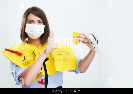 Maschera protettiva da indossare senza stewardess isolata su sfondo bianco Foto Stock