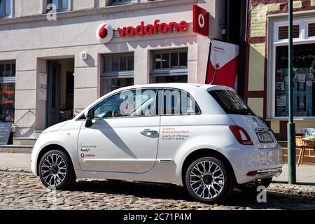 Vodafone auto in negozio. Vodafone è una multinazionale britannica di telecomunicazioni. Foto Stock