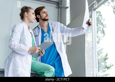 Medici che analizzano un radiografia in un meting. Foto Stock