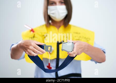 Maschera protettiva da indossare senza stewardess isolata su sfondo bianco Foto Stock