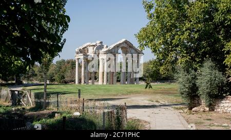 Aydin, Turchia - Ottobre 2015 - le rovine di Tetrapononia, un tempo una porta monumentale in Turchia Afrodisia con vista sulle montagne sullo sfondo Foto Stock