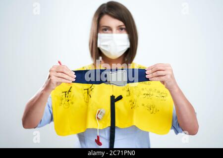 Maschera protettiva da indossare senza stewardess isolata su sfondo bianco Foto Stock