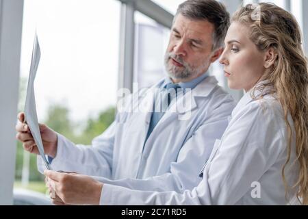 Medici che analizzano un radiografia in un meting. Foto Stock