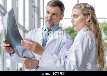 Medici che analizzano un radiografia in un meting. Foto Stock