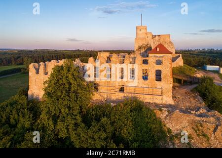 Rabsztyn, Polonia. Rovine del castello reale medievale sulla roccia in polacco Jurassic Highland. Vista aerea all'alba in estate. Ristrutturazione e arche Foto Stock