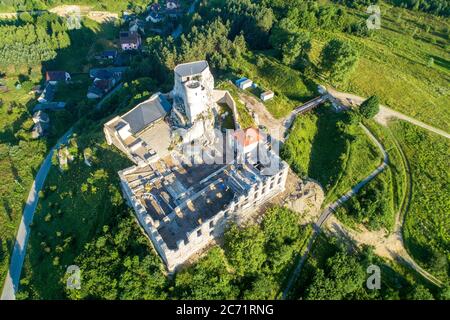 Rabsztyn, Polonia. Rovine del castello reale medievale sulla roccia in polacco Jurassic Highland. Vista aerea all'alba in estate. Ristrutturazione e arche Foto Stock