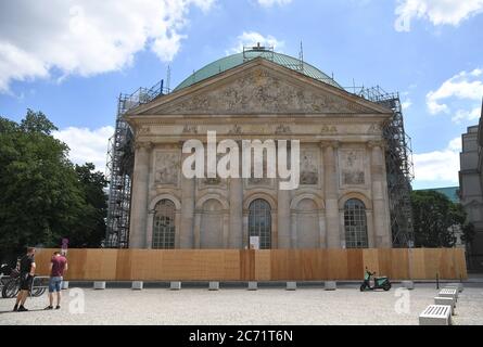 Berlino, Germania. 13 luglio 2020. La cattedrale di St. Hedwigs è impalcata per lavori di costruzione. I critici cercano di impedire alcune parti della ricostruzione in tribunale. Il 14 luglio, diverse cause di copyright contro la riprogettazione dell'interno della chiesa saranno ascoltate dinanzi al Tribunale regionale di Berlino. Credit: Pedersen/dpa-Zentralbild/dpa/Alamy Live News Foto Stock