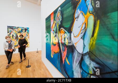 Daniel Richter, Asger, Bill und Mark, 2015 e altri lavori in cifre radicali - Whitechapel Gallery riapre al pubblico il 14 luglio 2020 (dopo l'allentamento di Coronavirus, covid 19, restrizioni di blocco) con nuove misure di salute e sicurezza in atto per dare priorità al benessere del personale e dei visitatori. Il programma della mostra di primavera, che comprende figure radicali: Pittura nel nuovo millennio, sarà esteso per tutta l'estate. In linea con le indicazioni della Public Health England, la galleria ha messo in atto le seguenti misure, garantendo che le mostre e le esposizioni possano essere godute in un sicuro e accesso Foto Stock