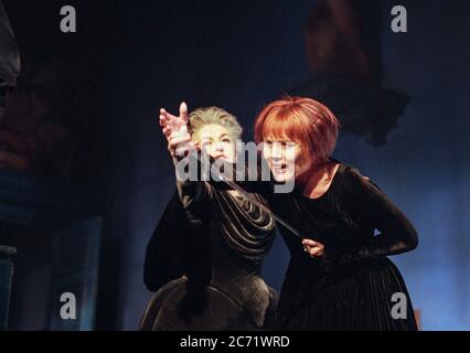 l-r: Barbara Jfordd (Oenone), Diana Rigg (Phedre) in PHEDRE di Racine all'Albery Theatre, Londra WC2 09/09/1998 una produzione Almeida Theatre in una nuova versione di Ted Hughes design: Maria Bjornson illuminazione: Mark Henderson regista: Jonathan Kent Foto Stock