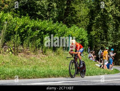 Bossarros, Francia - 19 luglio 2019: Il ciclista belga Dylan Teuns del Team Bahrain-Merida in sella alla tappa 13, prova individuale, di le Tour de Foto Stock