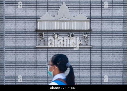 Hong Kong, Cina. 13 luglio 2020. Una ragazza passa davanti al West Kowloon Magistrates Court building.13 attivisti che hanno guidato la 2020 ´s Tiananmen Square Crackdown Candlelight Vigil 4 giugno sono comparso in tribunale e sono stati accusati di tenere un incontro non autorizzato. Credit: SOPA Images Limited/Alamy Live News Foto Stock