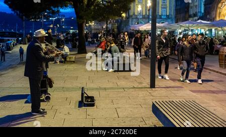 Porto, Portogallo - Aprile 2018: Musicisti di strada sconosciuti su una delle strade del centro storico Foto Stock