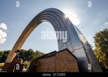 Monumento alla riunione di Ucraina e Russia a Kiev, Ucraina. Foto Stock