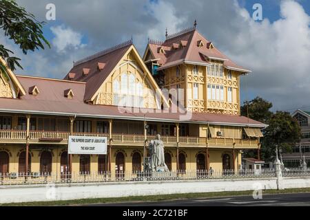 Guyana, Regione Demerara-Maharica, Georgetown, l'edificio della Corte alta è una struttura in legno, costruita nel 1887. Di fronte è presente una statua della Regina Vittoria. Foto Stock