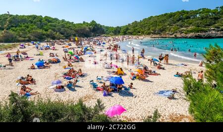 Spiaggia solitaria nel Parc Natural de Mondrago e spiaggia S'amador con numerosi bagnanti, che di solito mantenere la distanza minima durante il pandemi Corona Foto Stock