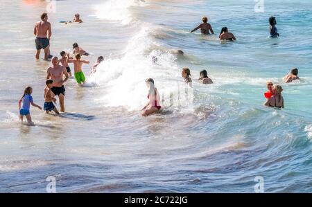 Spiaggia solitaria nel Parc Natural de Mondrago e spiaggia S'amador con numerosi bagnanti, che di solito mantenere la distanza minima durante il pandemi Corona Foto Stock