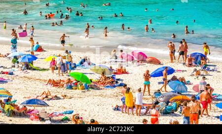 Spiaggia solitaria nel Parc Natural de Mondrago e spiaggia S'amador con numerosi bagnanti, che di solito mantenere la distanza minima durante il pandemi Corona Foto Stock