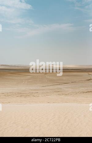 Il deserto nel sud del Qatar corre nel Khor al Adaid (Khawr al Udayd) o nel Mare interno, parte del Golfo Persico (Golfo Arabico) Foto Stock