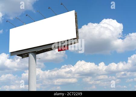 Affissioni sul pilastro contro il cielo. Spazio vuoto per il testo. Foto Stock