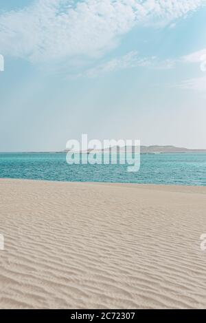 Il deserto nel sud del Qatar corre nel Khor al Adaid (Khawr al Udayd) o nel Mare interno, parte del Golfo Persico (Golfo Arabico) Foto Stock